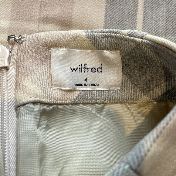 Aritzia mini skirt - Picture 3 of 3